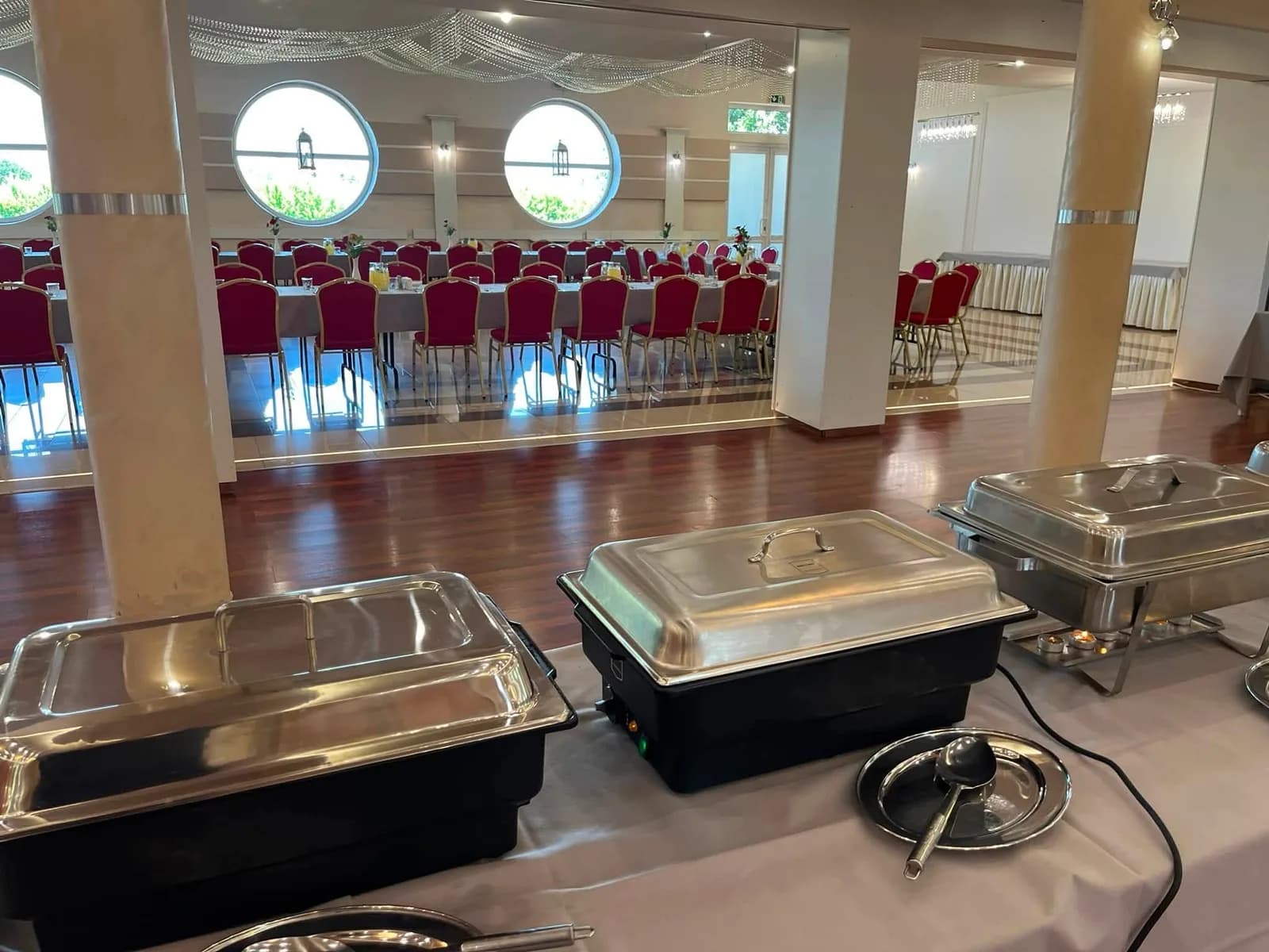 Sala Restauracji Szkiełka z okrągłymi oknami przygotowana na lunch dla ambasadorów