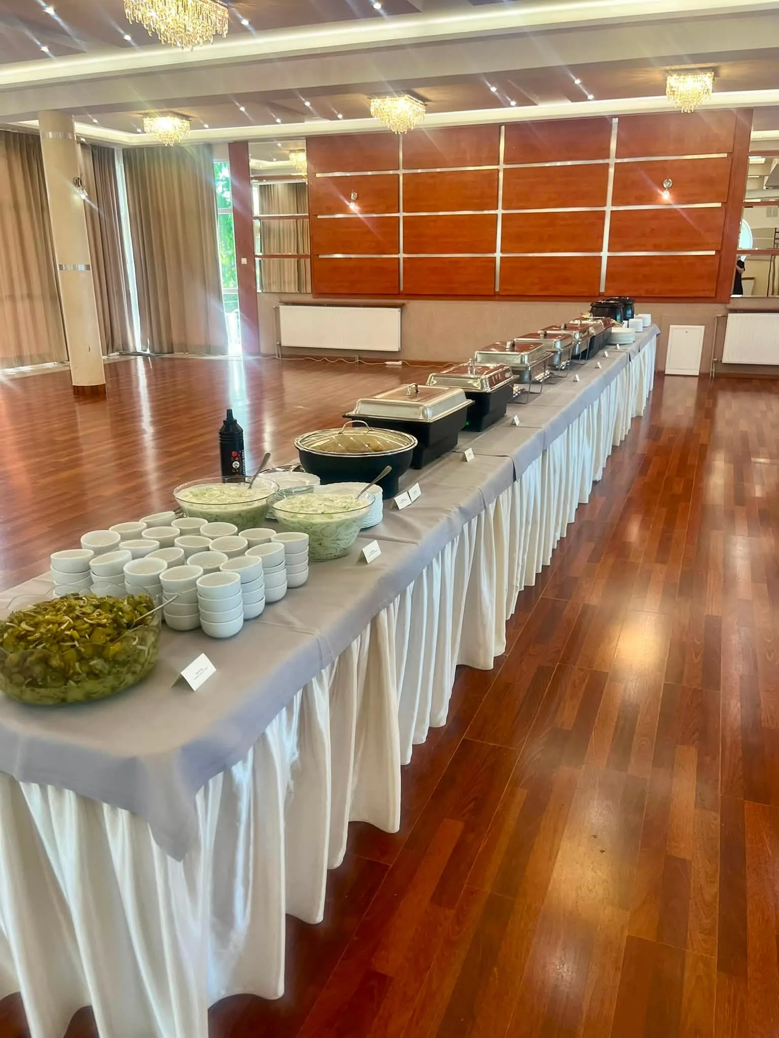 Bufet z sałatkami i podgrzewaczami gastronomicznymi w Restauracji Szkiełka podczas wizyty ambasadorów