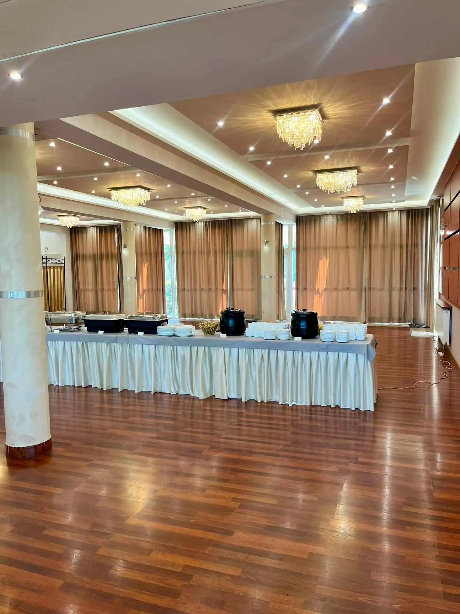 Elegancko zastawiona sala bankietowa Restauracji Szkiełka przygotowana na lunch dla korpusu dyplomatycznego