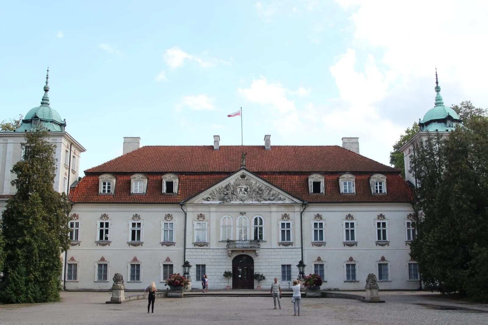 Fasada Pałacu w Nieborowie z ogrodem