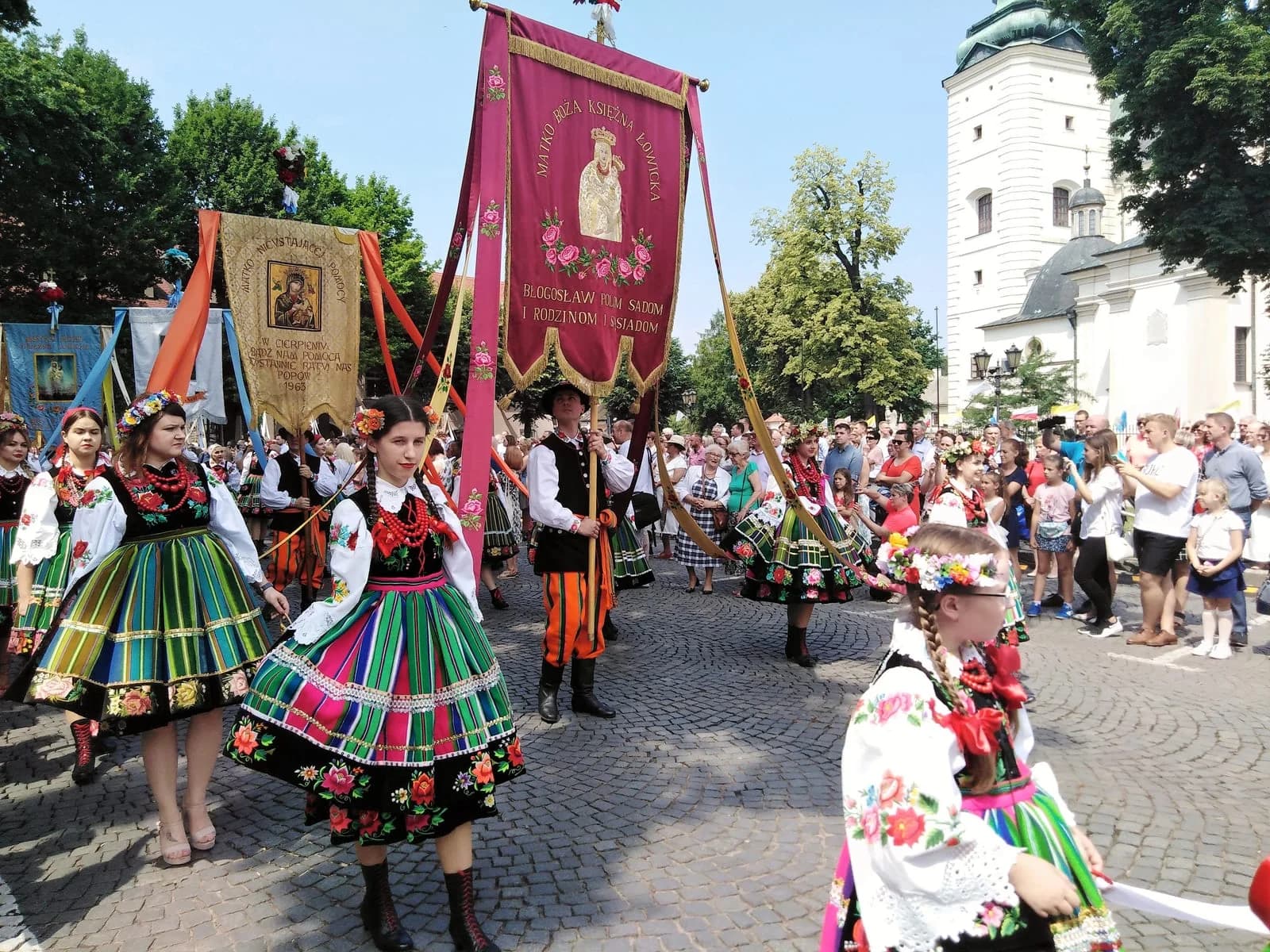 Procesja Bożego Ciała w Łowiczu w strojach łowickich