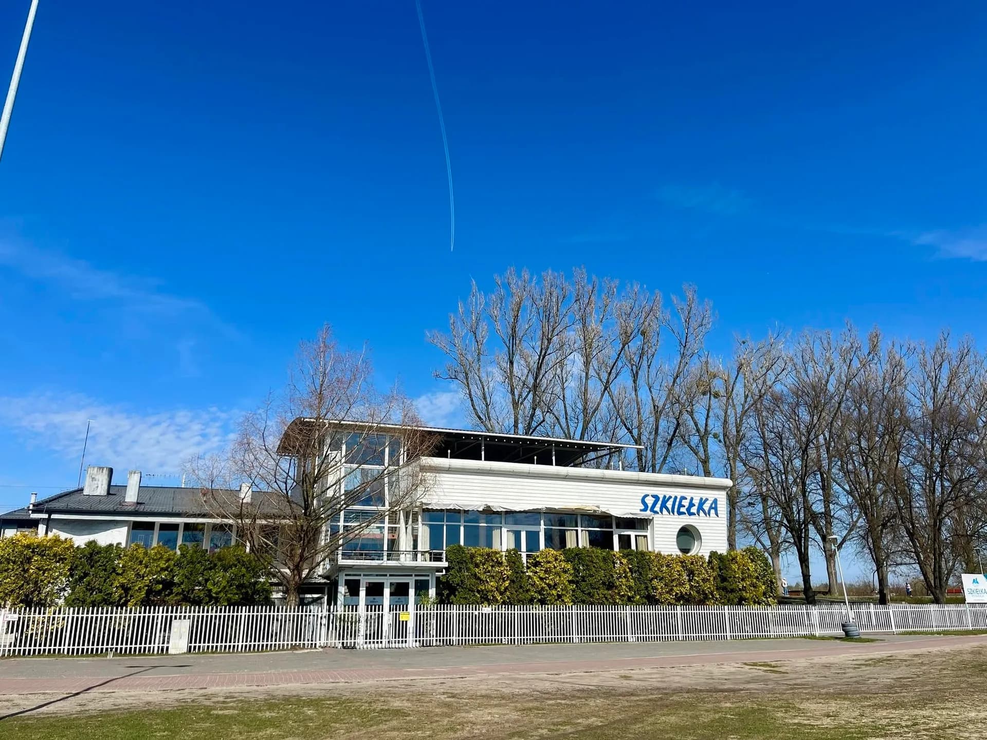 Taras nad rzeką Bzurą, Restauracja Szkiełka w Łowiczu