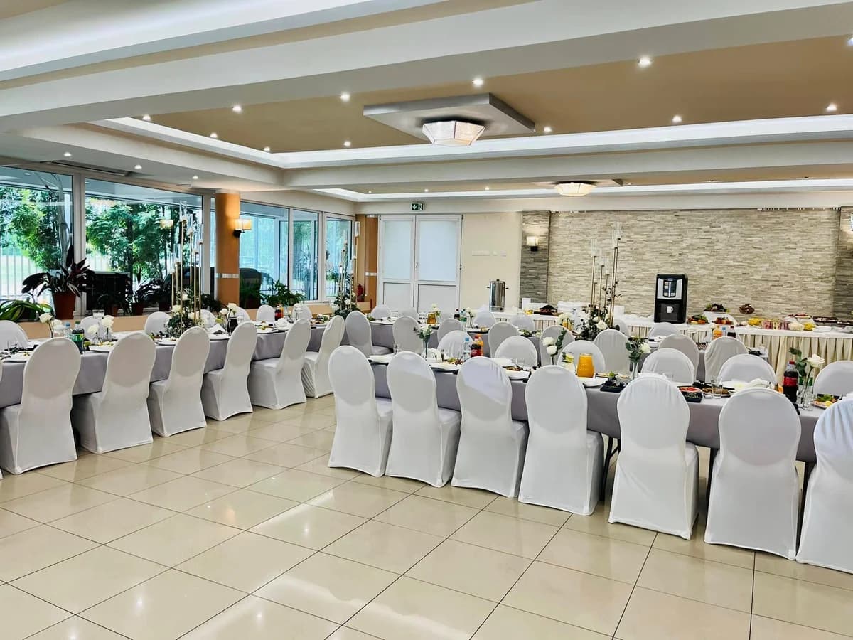 Komunie, Restauracja Szkiełka