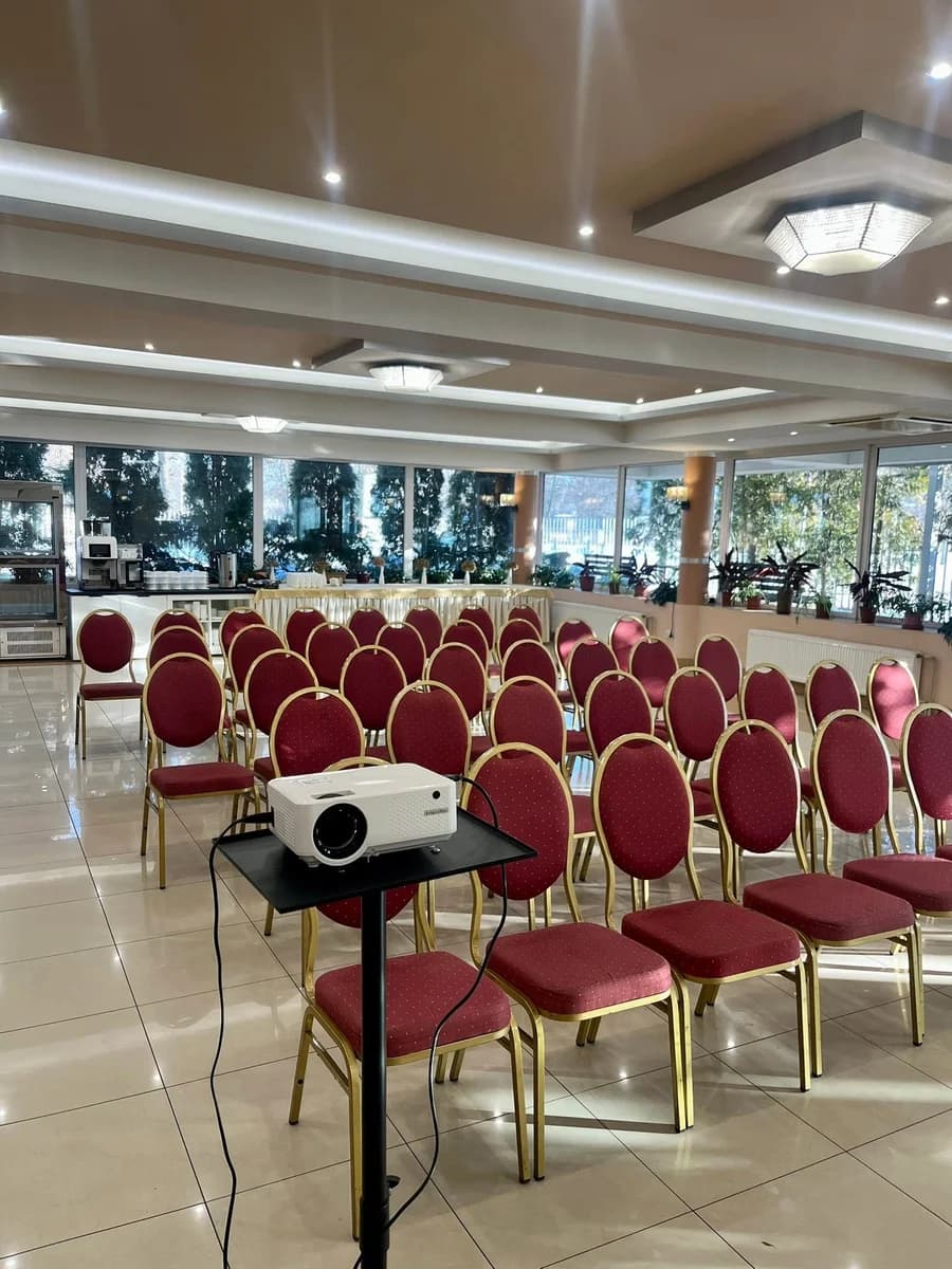 Sala na dole, szkolenia i warsztaty do 100 osób w Łowiczu