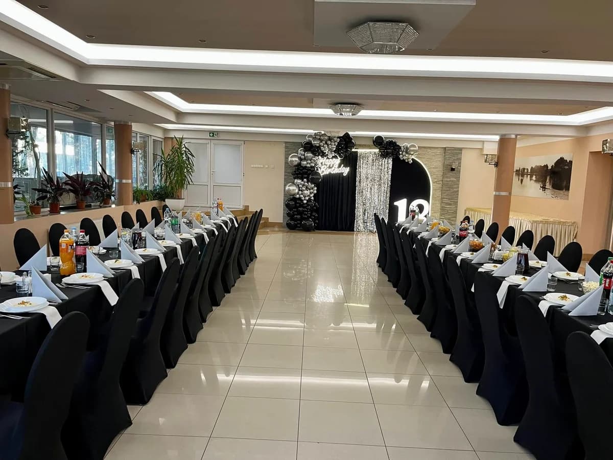 Sala na 18-stkę w czarno-srebrnej dekoracji balonowej, Restauracja Szkiełka