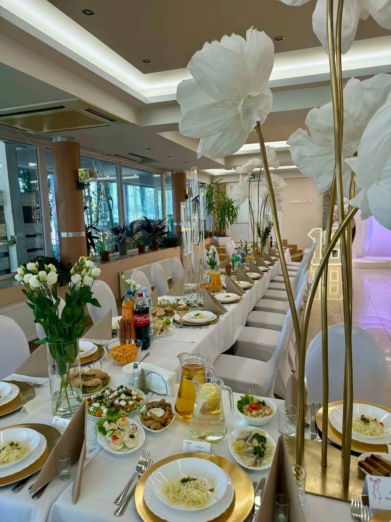 Sala na 18-stkę w bieli i złocie z neonem i wielkimi kwiatami z papieru, Restauracja Szkiełka