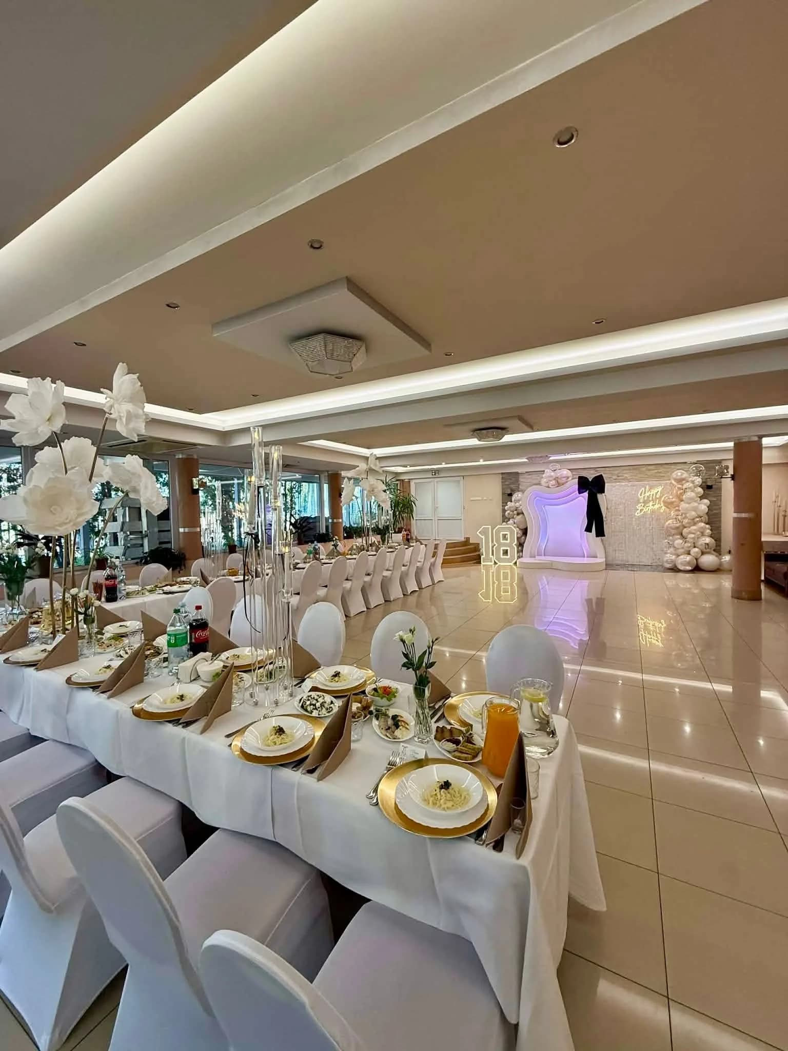 Parkiet i strefa fotograficzna na 18-stkę z neonem Happy Birthday, Restauracja Szkiełka