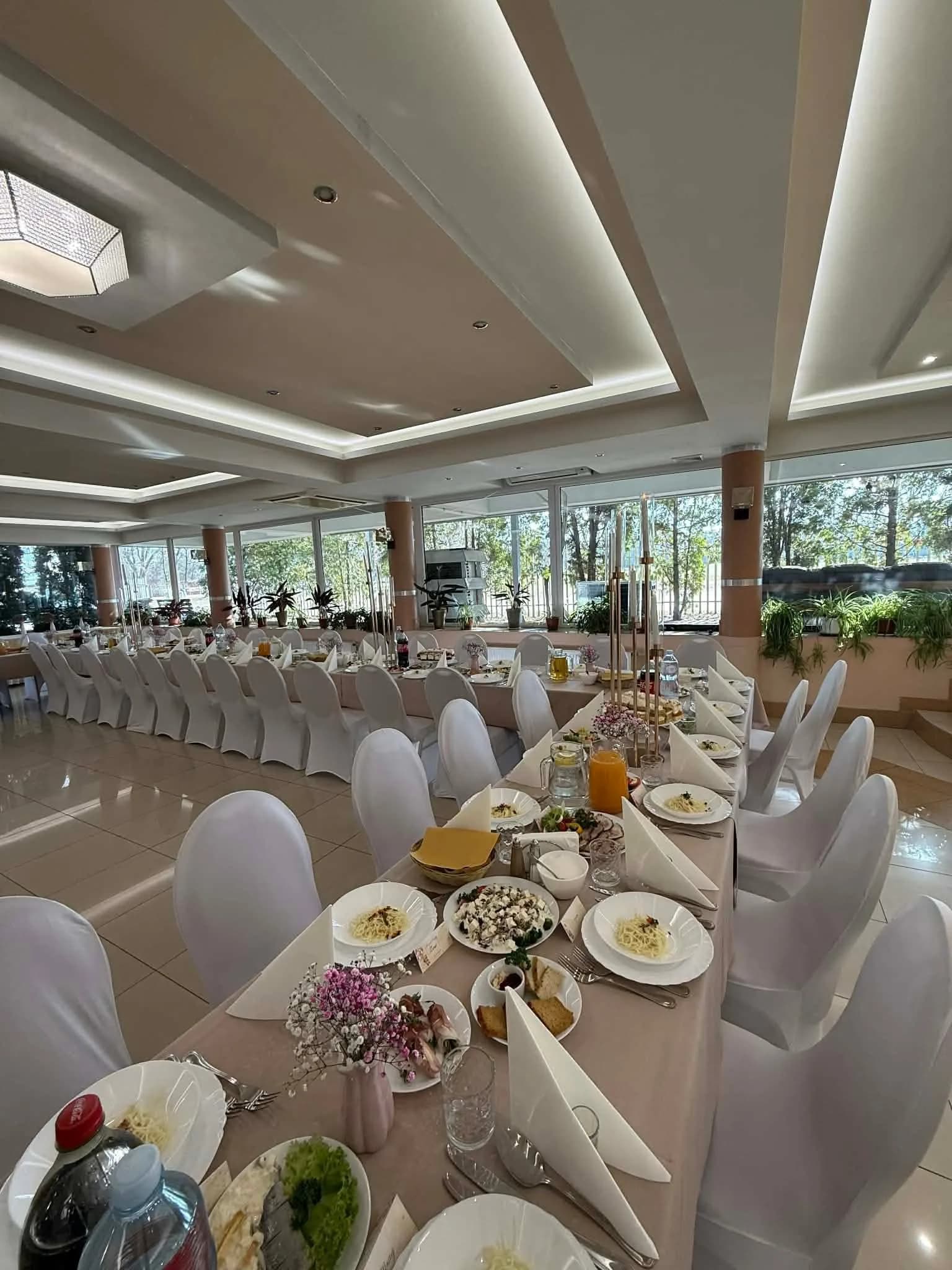 Strefa fotograficzna na 18-stkę w różu i srebrze z napisem Let's Celebrate, Restauracja Szkiełka