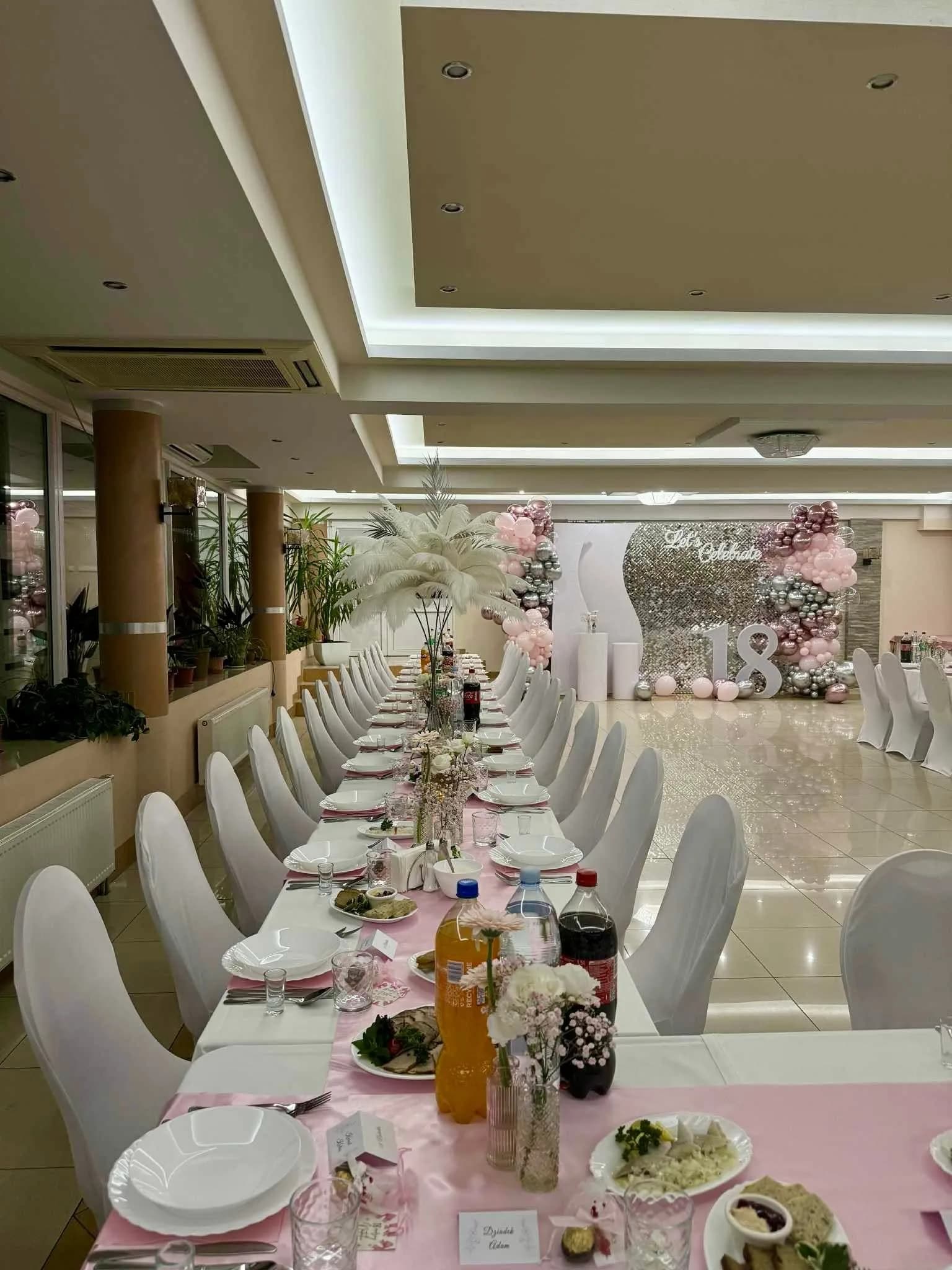 Długi stół na 18-stkę w różowej stylizacji z piórami, Restauracja Szkiełka w Łowiczu