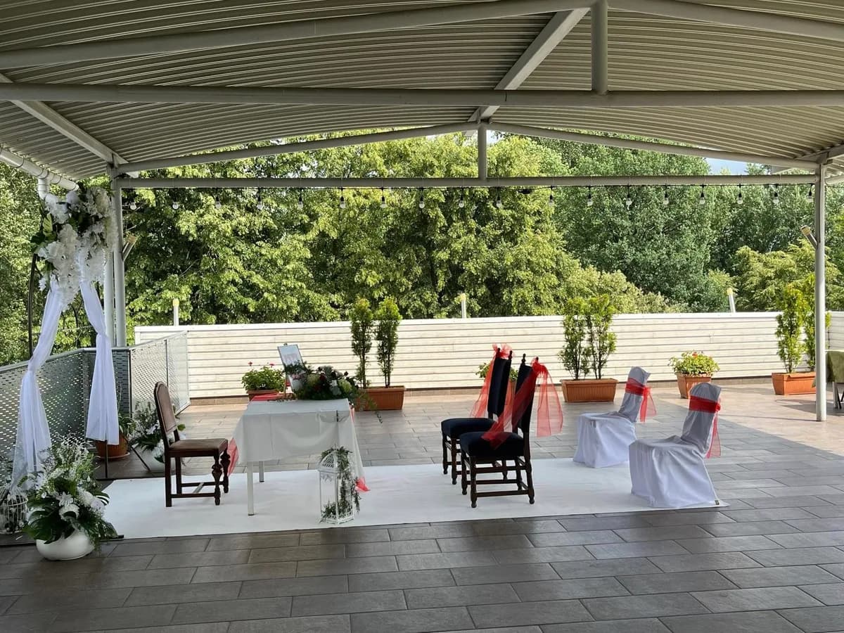 Ceremonia zaślubin na tarasie plenerowym Restauracji Szkiełka
