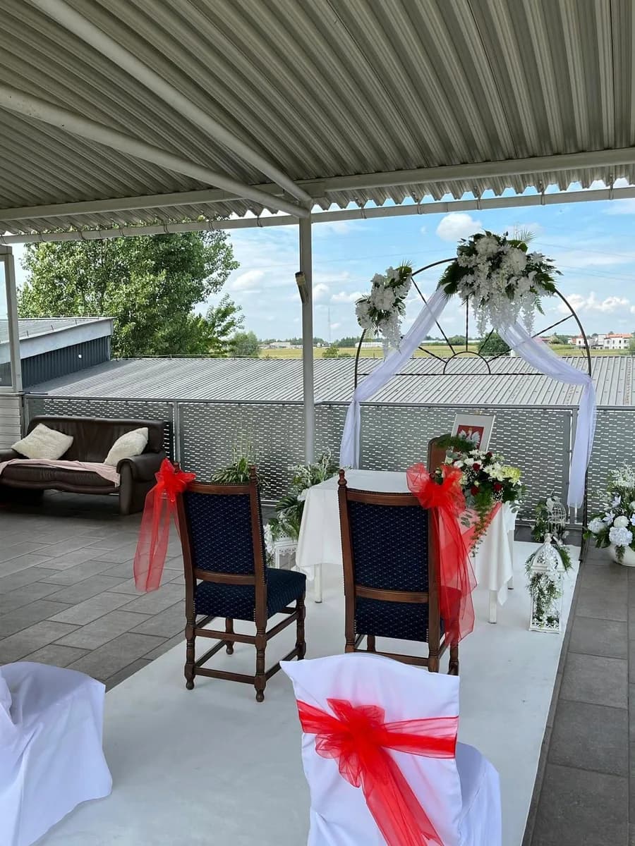 Para młoda podczas ceremonii ślubnej na tarasie Szkiełka Łowicz