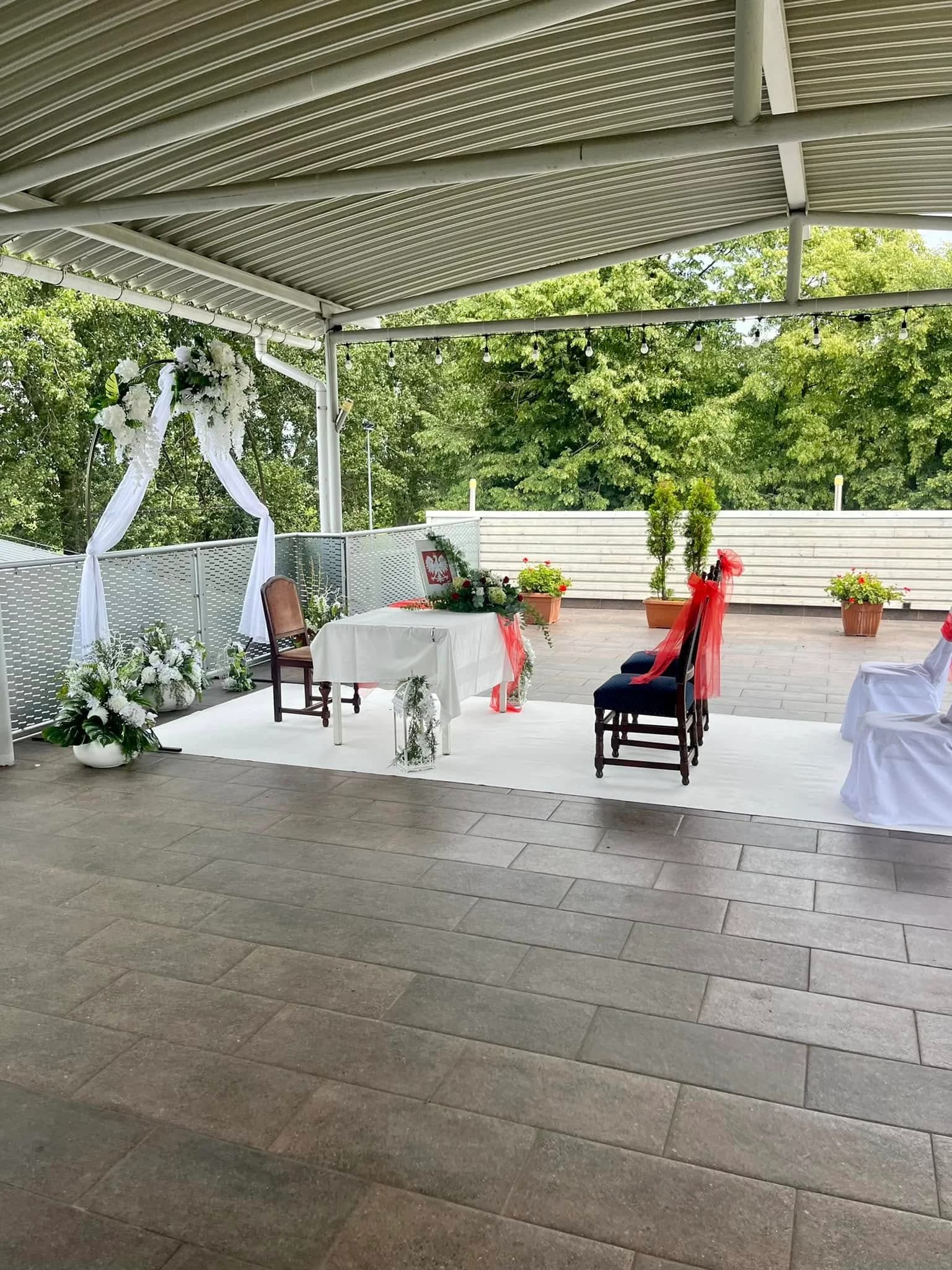 Ślubna aranżacja tarasu nad Bzurą