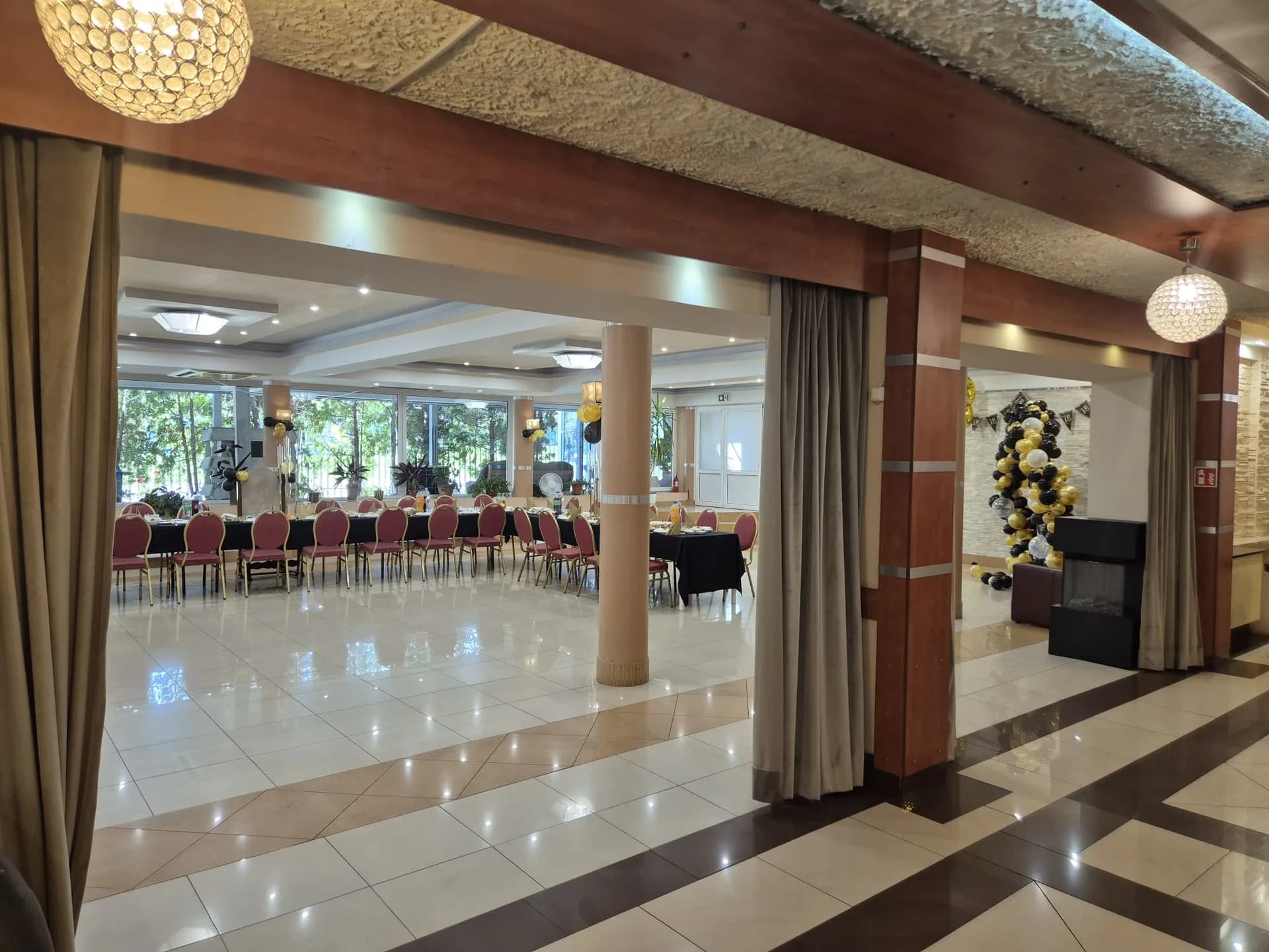 Strefa lounge z barem w Restauracji Szkiełka Łowicz, miejsce na wesele i after party