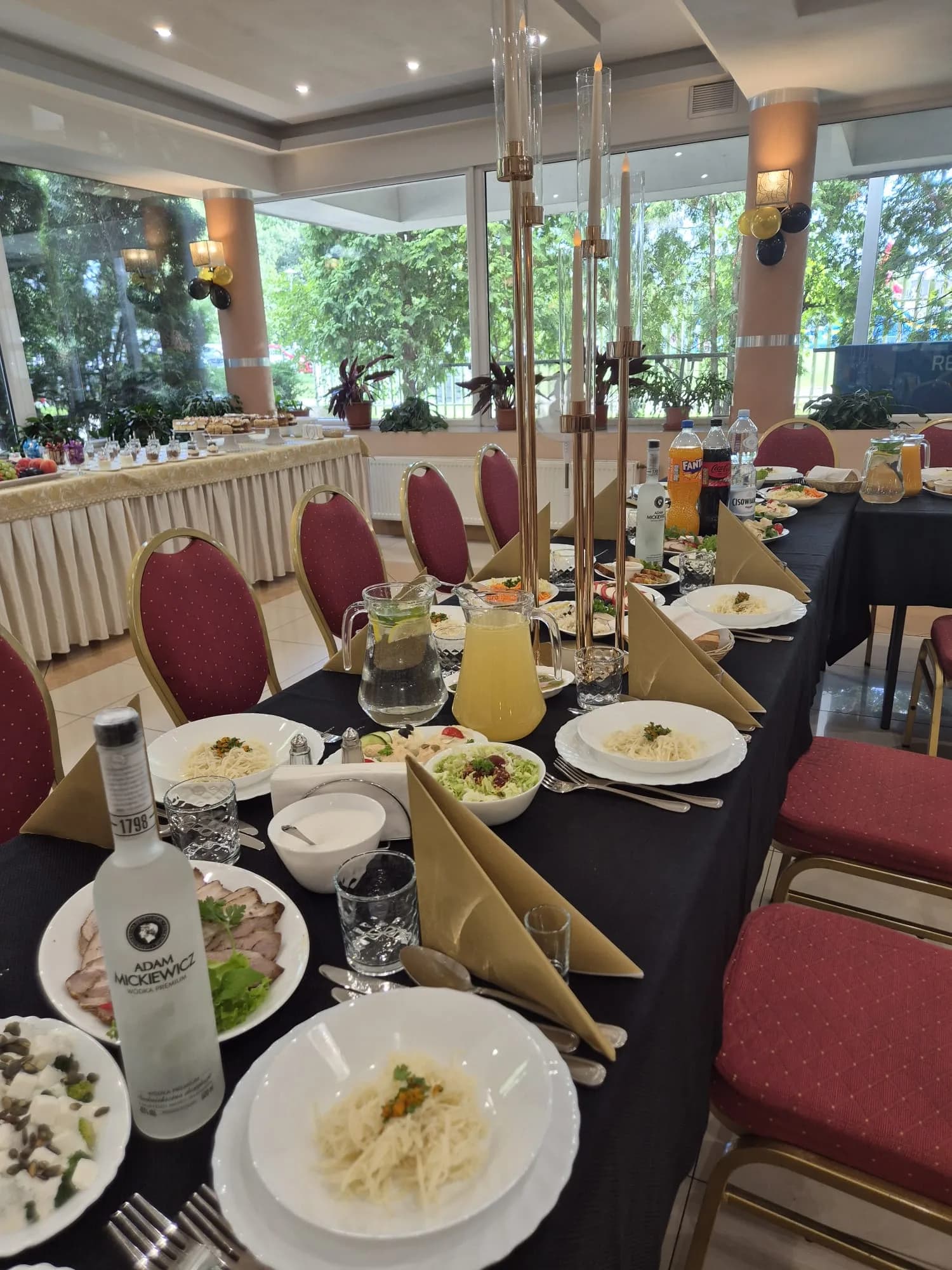 Wejście i zadaszony taras Restauracji Szkiełka w Łowiczu, otoczenie zieleni