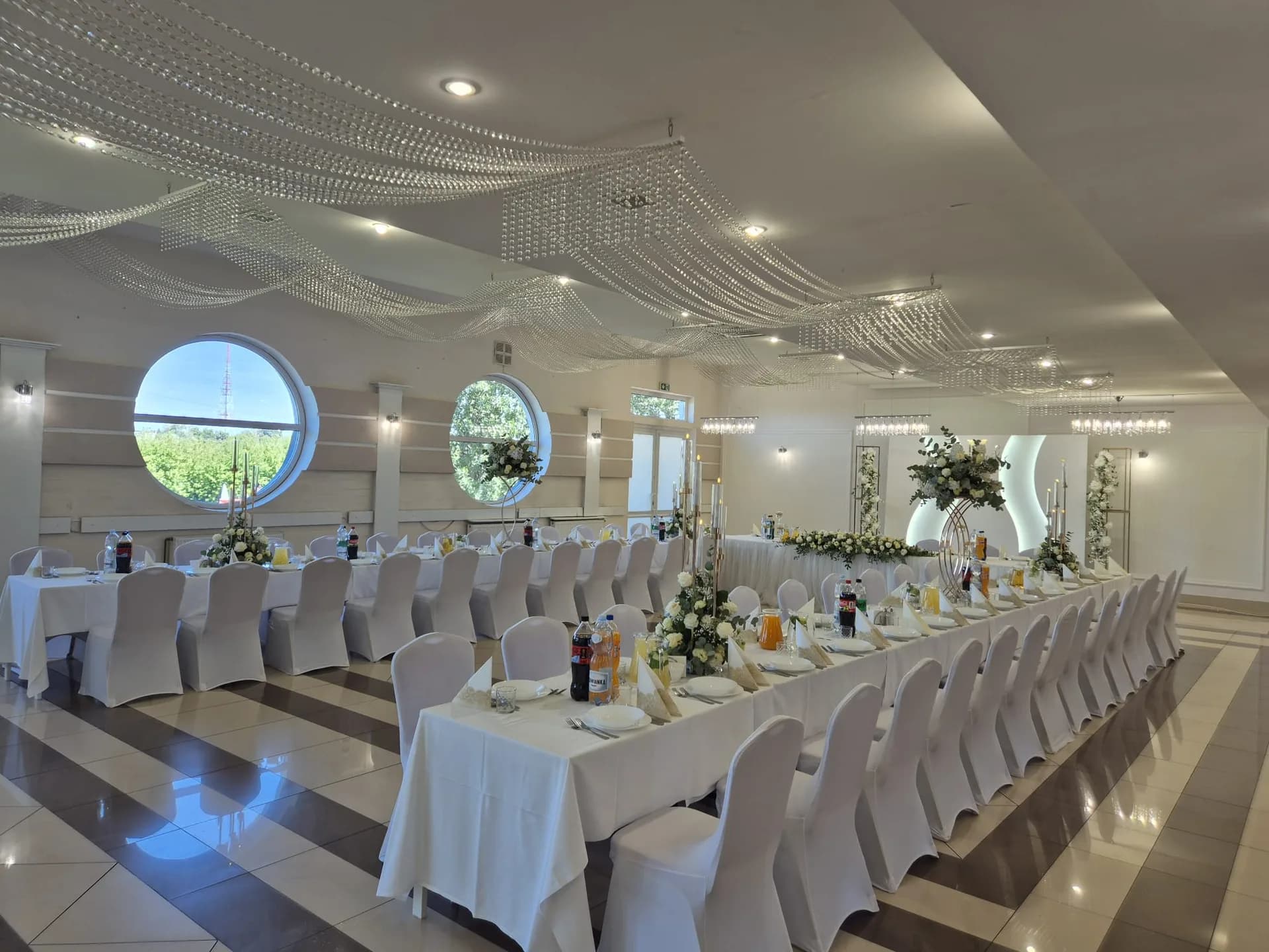 Dekoracja ścienna z papierowymi kwiatami i napisem życzeniowym, wesele Restauracja Szkiełka Łowicz