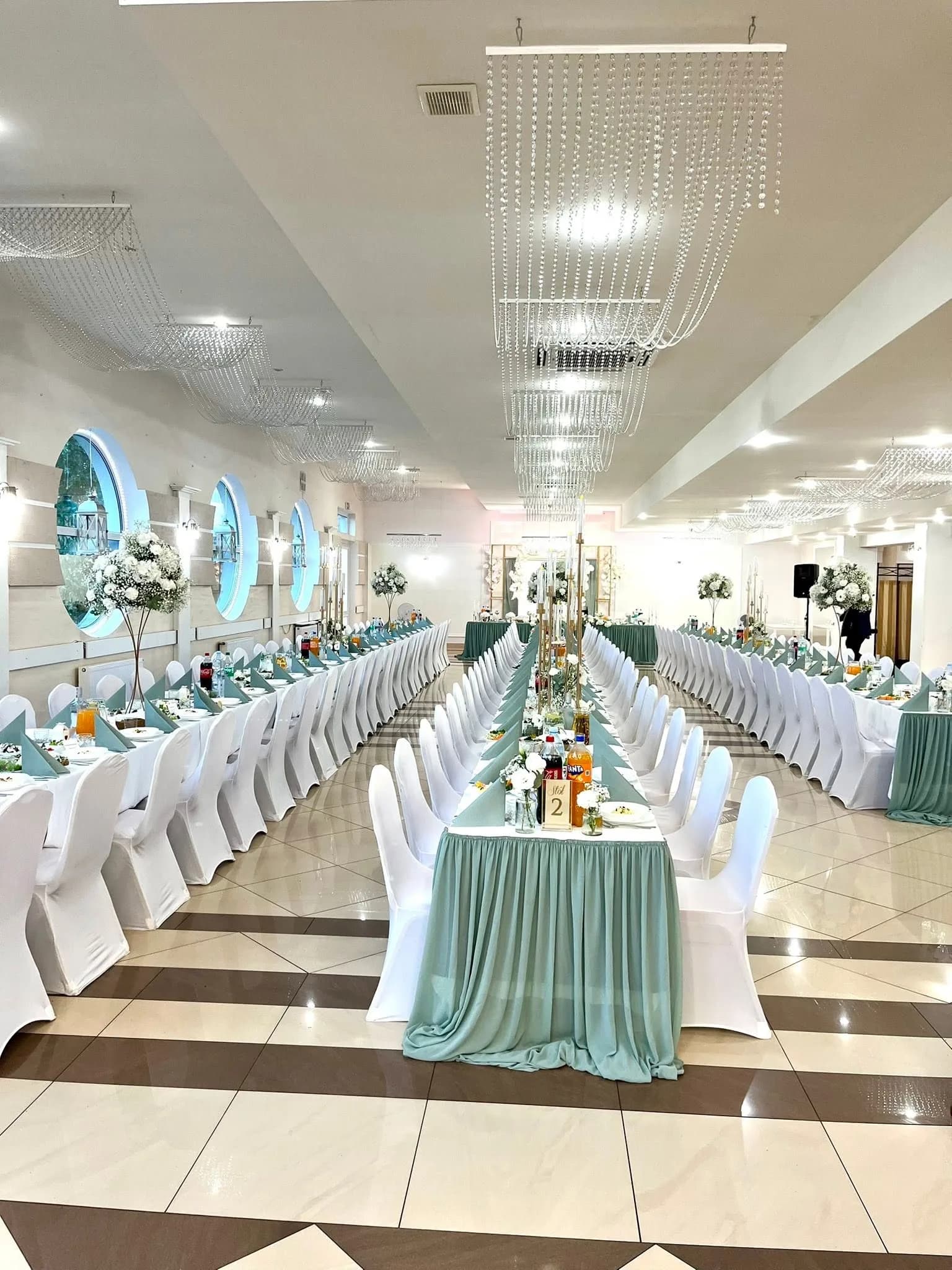 Długi stół weselny w kolorze szałwiowej zieleni, Restauracja Szkiełka w Łowiczu