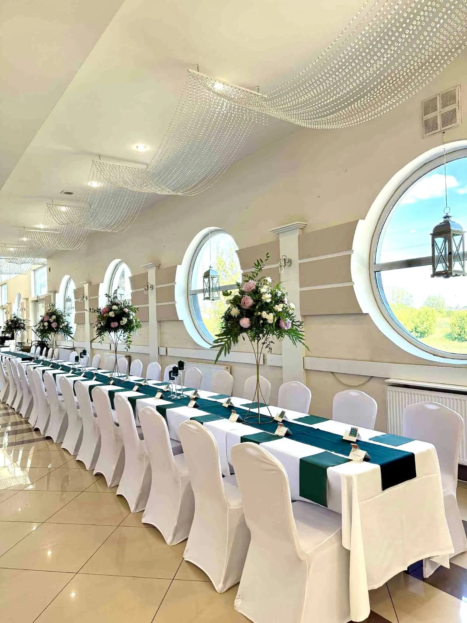 Sala weselna przy okrągłych oknach, dekoracja w zieleni butelkowej, Restauracja Szkiełka