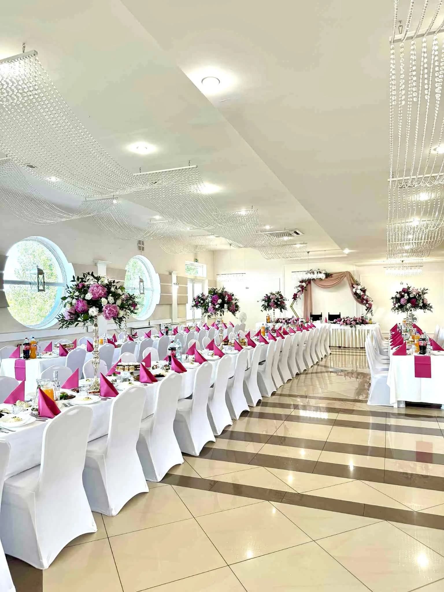 Sala weselna w kolorze fuksji z różowymi kwiatami, Restauracja Szkiełka w Łowiczu