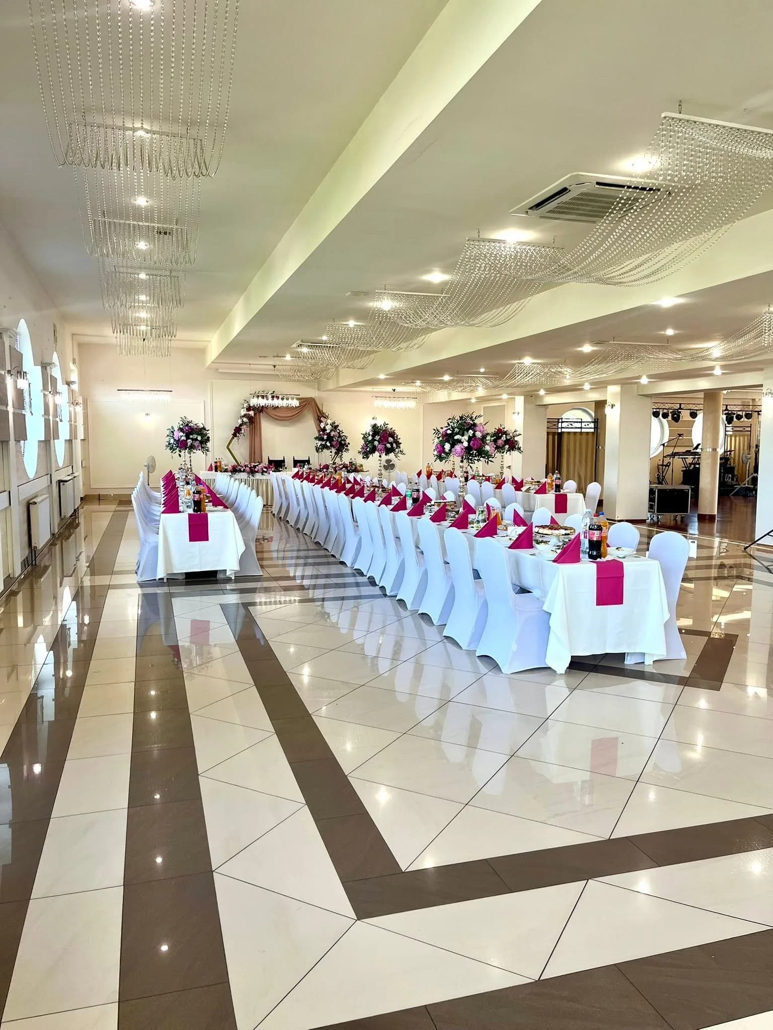 Sala weselna w kolorze fuksji z widokiem na scenę zespołu, Restauracja Szkiełka w Łowiczu
