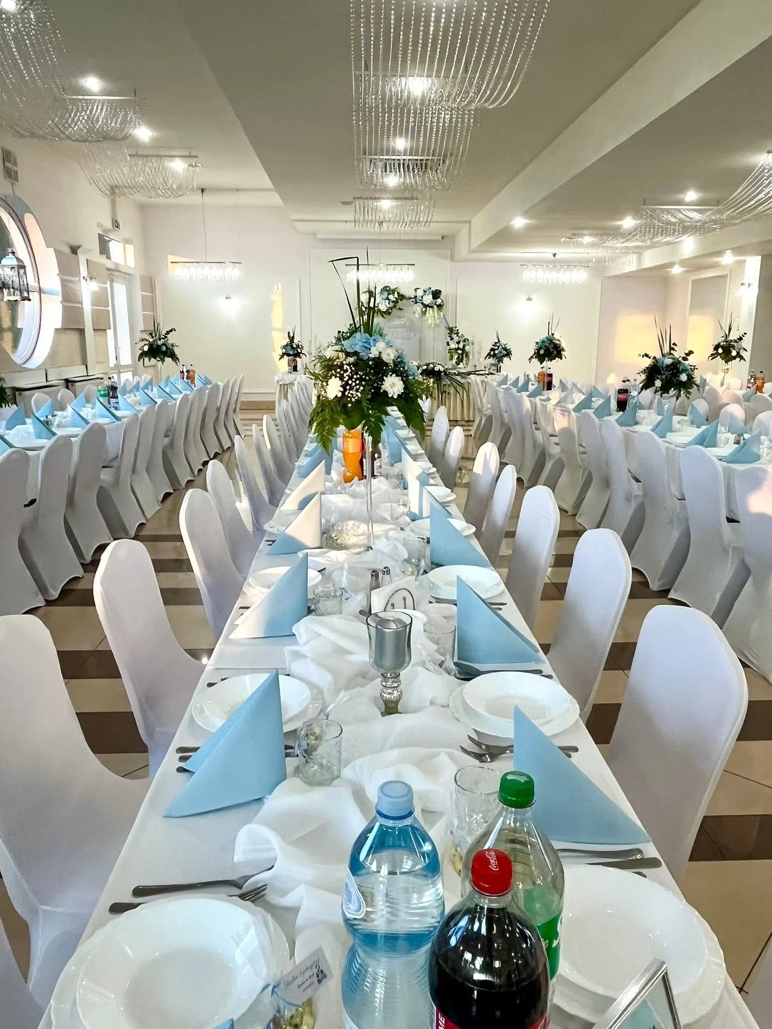 Sala weselna w błękitnej stylizacji z kwiatami, Restauracja Szkiełka w Łowiczu