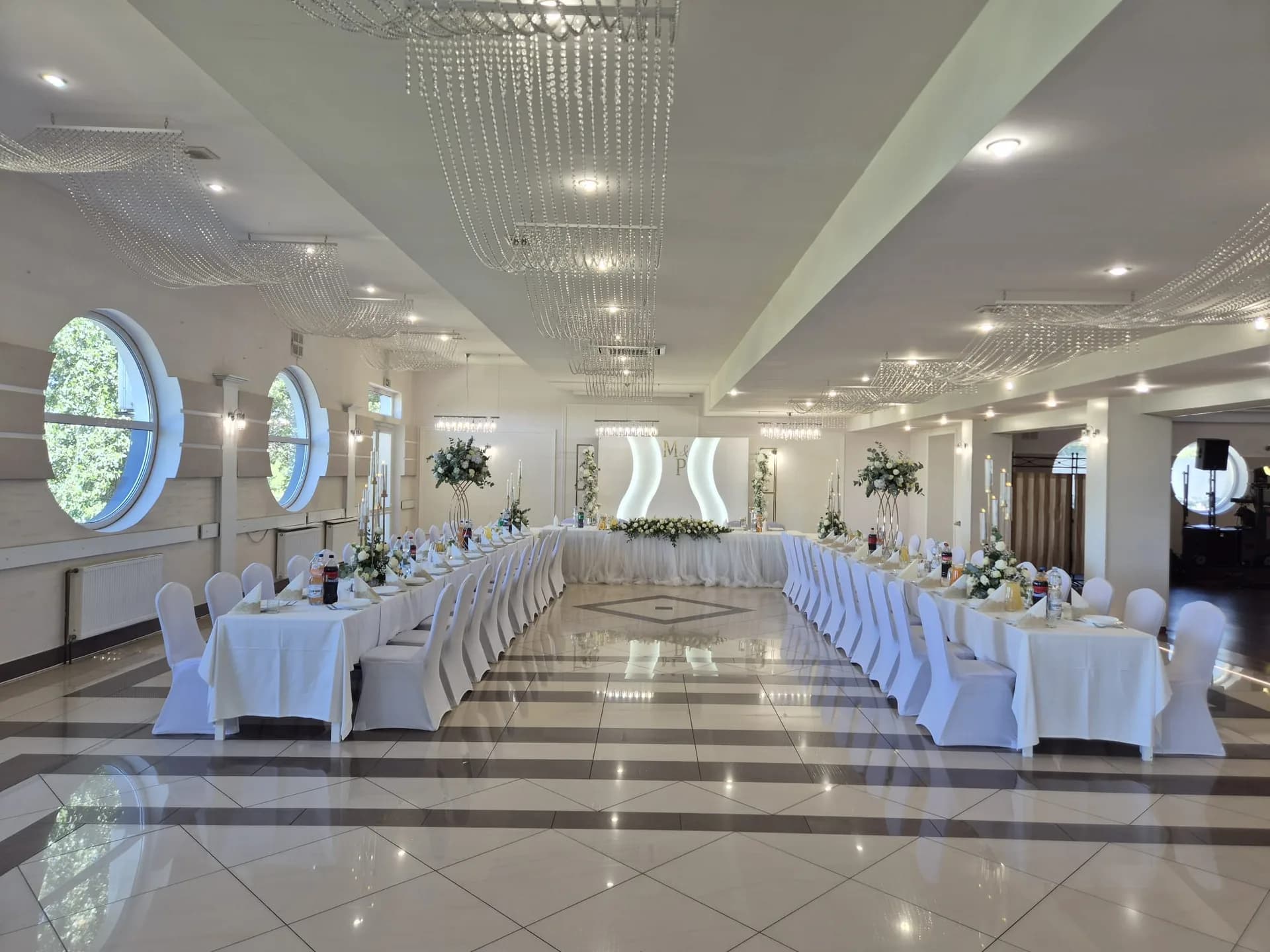 Sala bankietowa Szkiełka Łowicz wieczorową porą, oświetlenie i dekoracja przygotowana na wesele